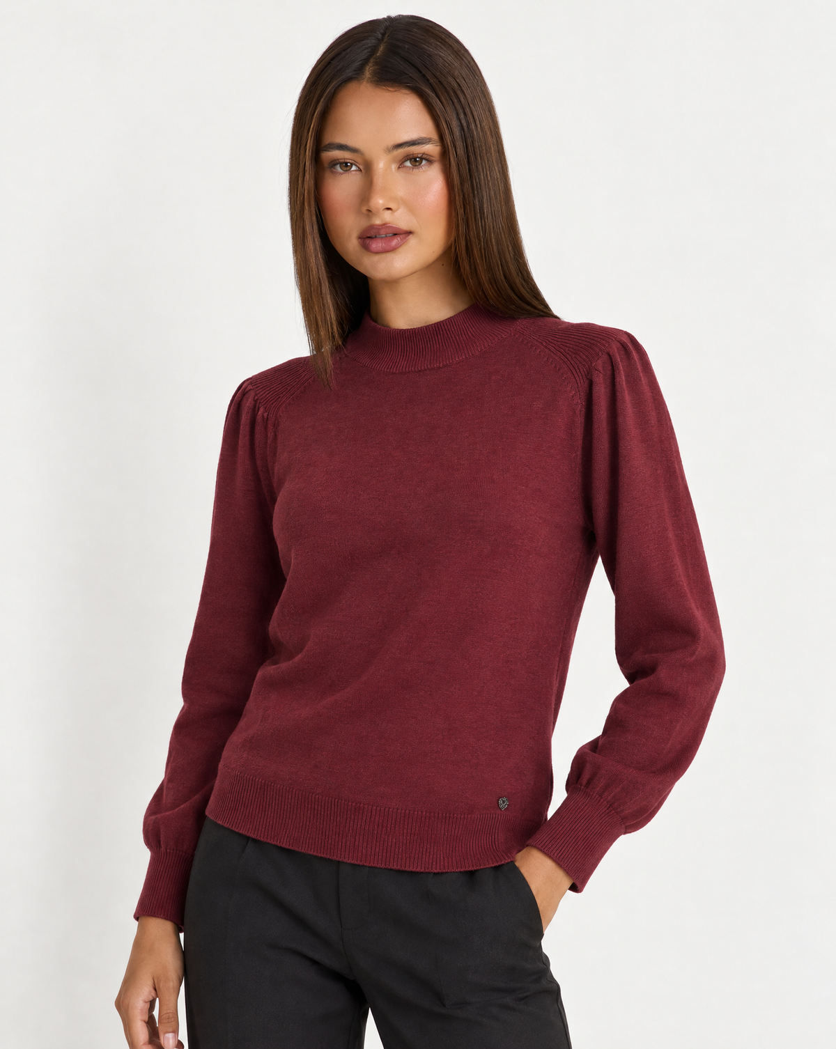 Maglia donna a lupetto bordeaux con spalle arricciate e dettaglio cuore, tre quarti su Polly 4
