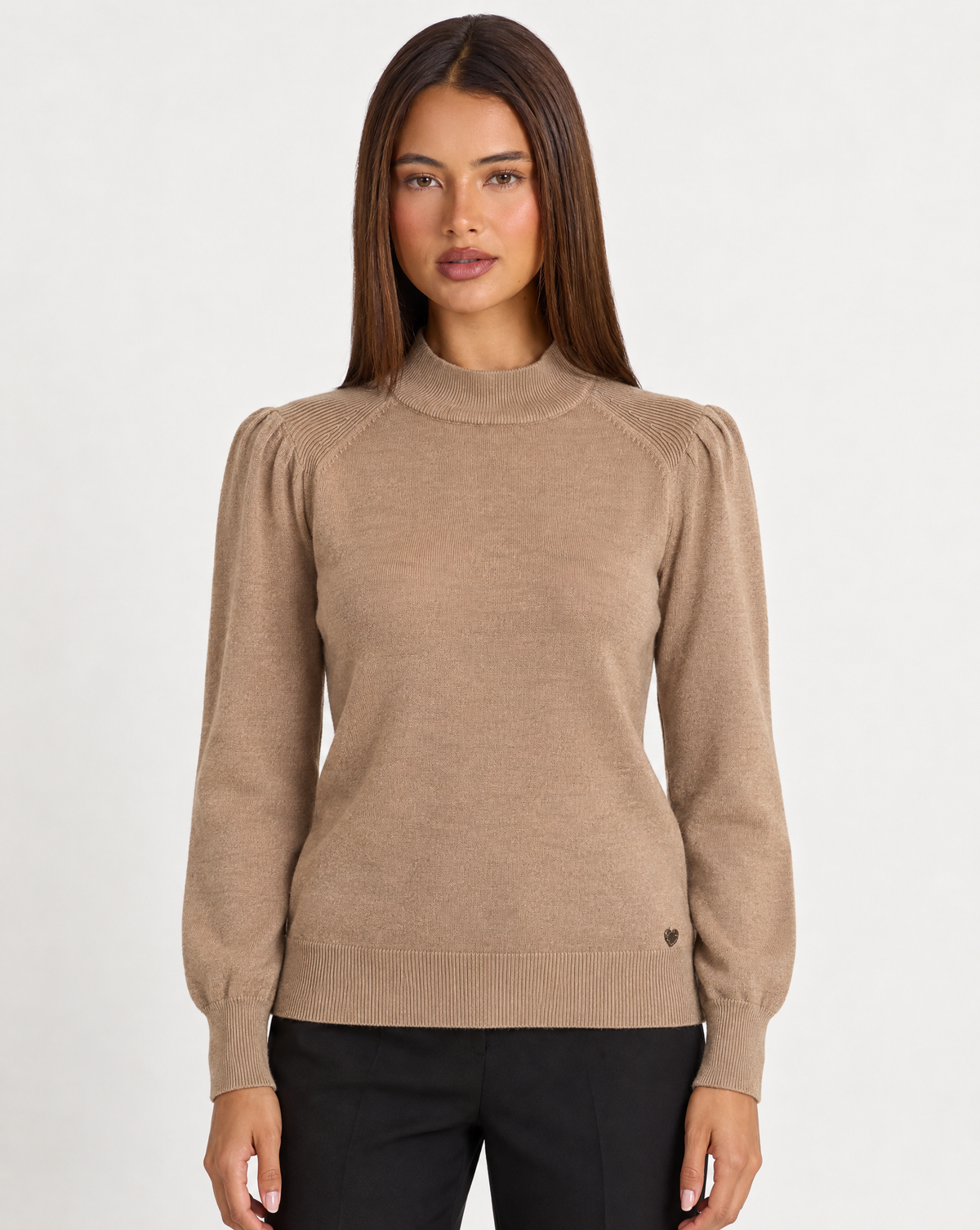 Maglia donna a lupetto camel con spalle arricciate e dettaglio cuore, frontale su Polly 4