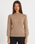 Maglia donna a lupetto camel con spalle arricciate e dettaglio cuore, frontale su Polly 4
