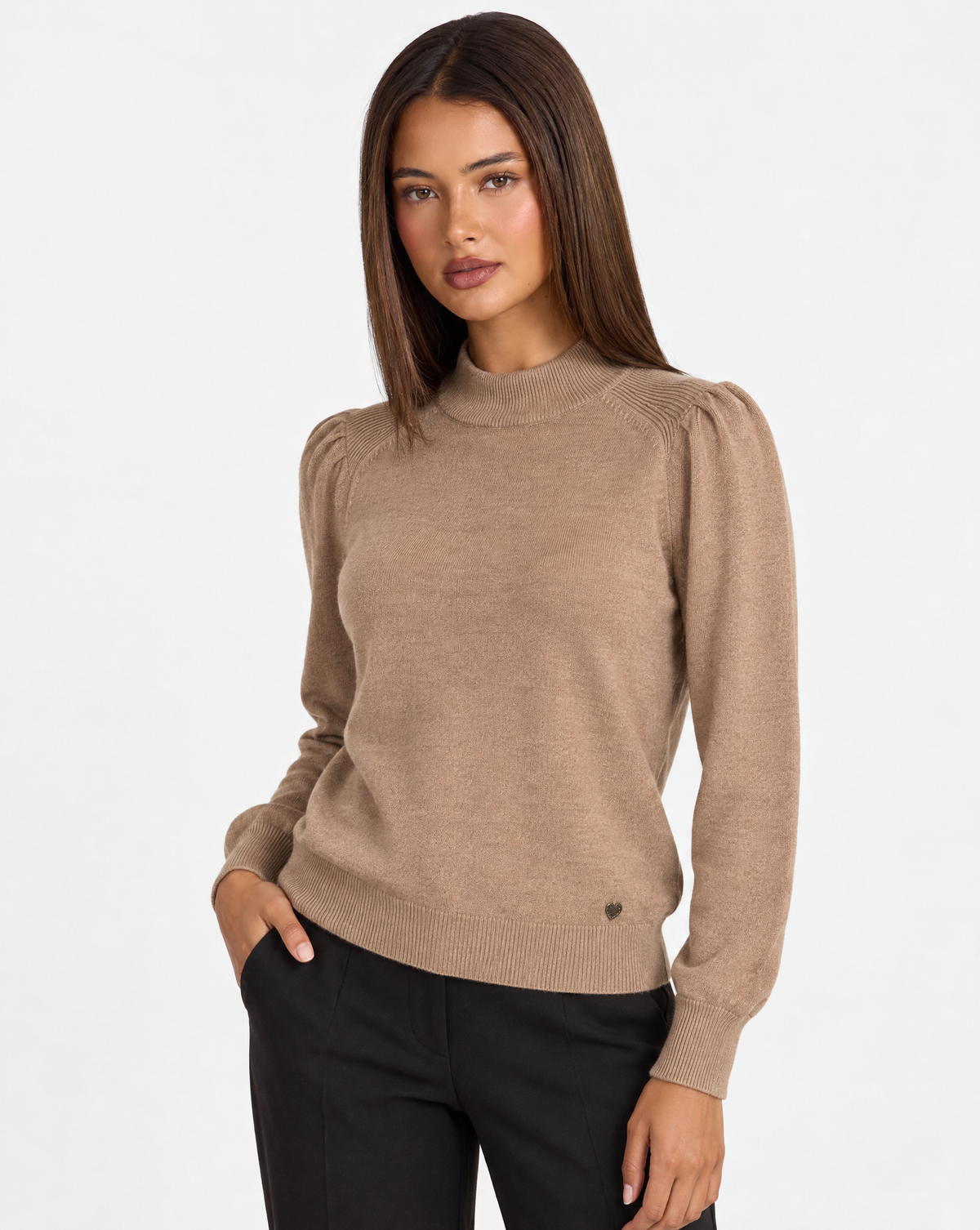 Maglia donna a lupetto camel con spalle arricciate e dettaglio cuore, tre quarti su Polly 4