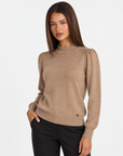 Maglia donna a lupetto camel con spalle arricciate e dettaglio cuore, tre quarti su Polly 4
