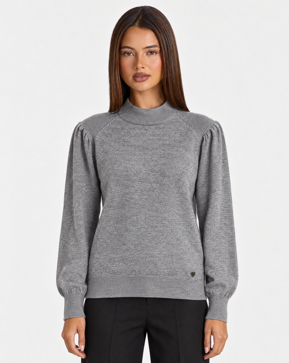 Maglia donna a lupetto grigio con spalle arricciate e dettaglio cuore, frontale su Polly 4