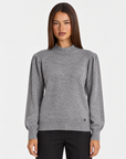 Maglia donna a lupetto grigio con spalle arricciate e dettaglio cuore, frontale su Polly 4