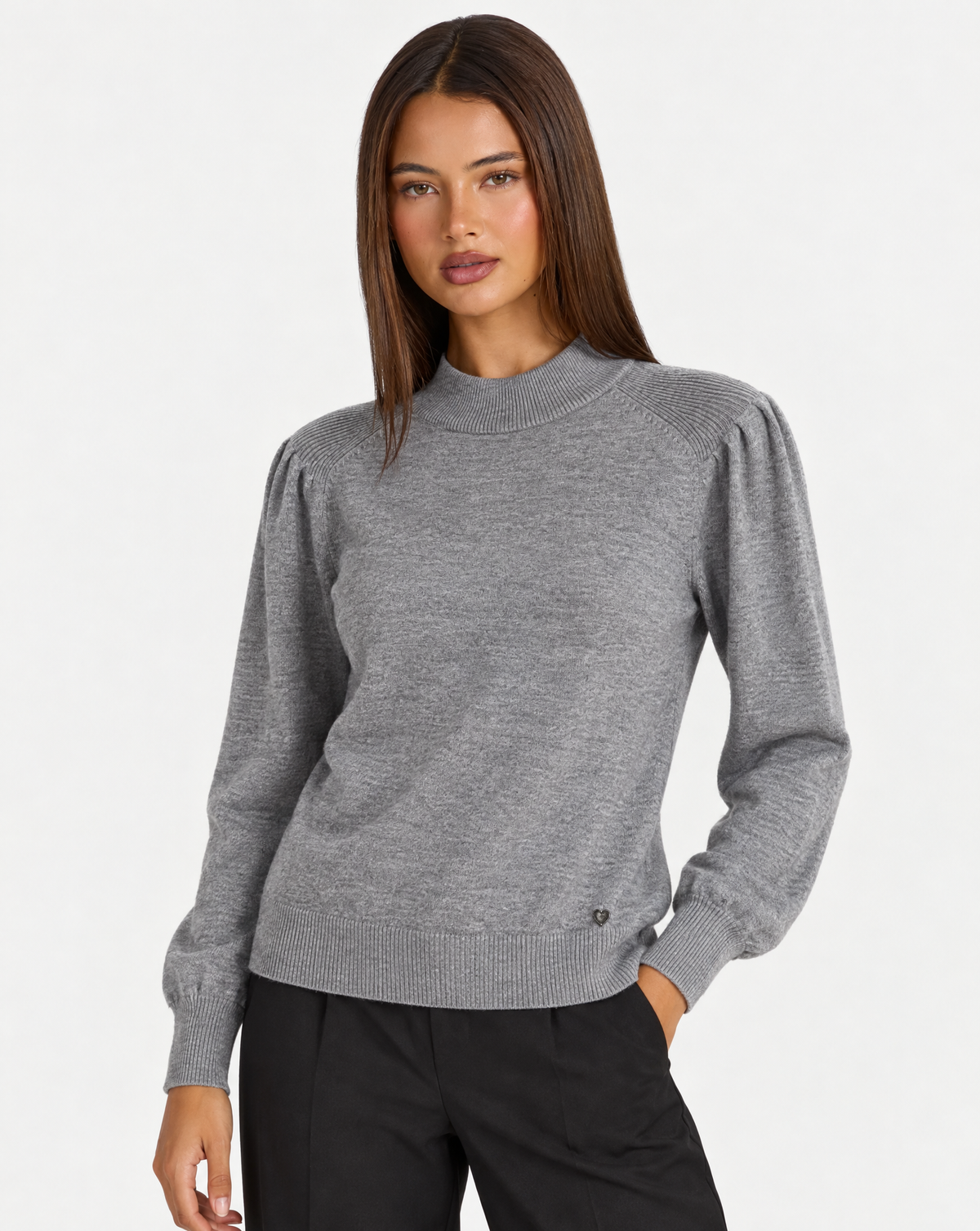 Maglia donna a lupetto grigio con spalle arricciate e dettaglio cuore, tre quarti su Polly 4