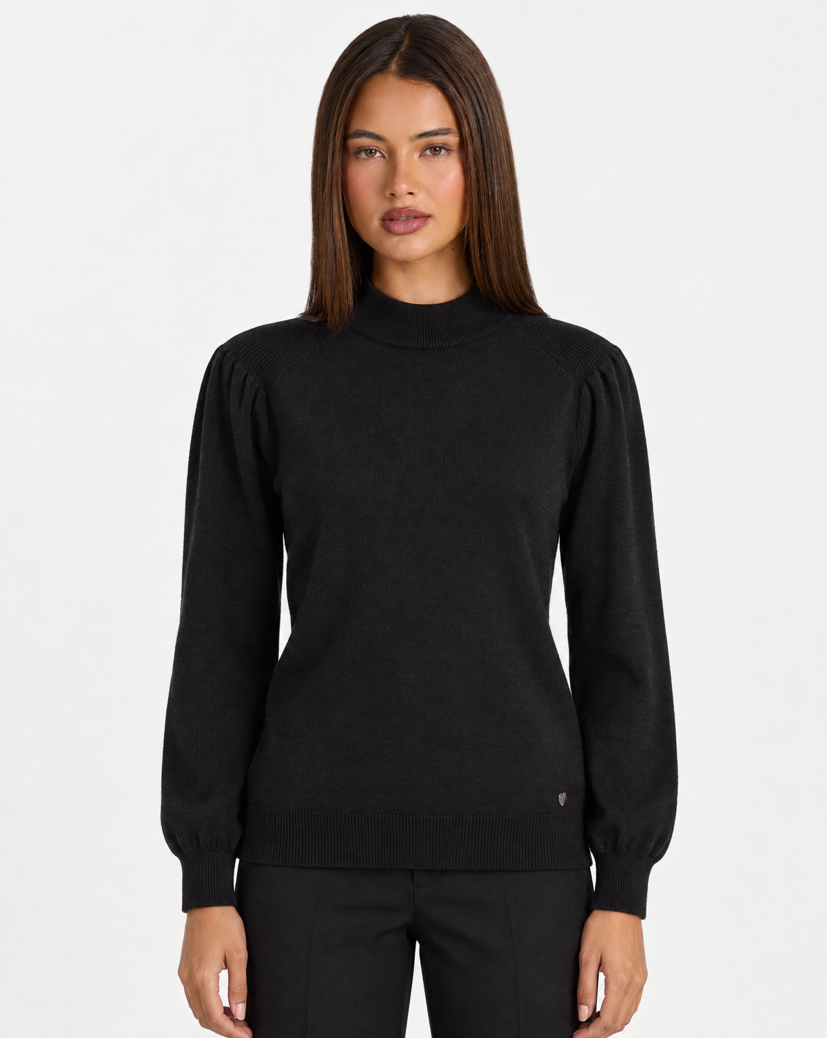 Maglia donna a lupetto nero con spalle arricciate e dettaglio cuore, frontale su Polly 4