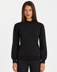 Maglia donna a lupetto nero con spalle arricciate e dettaglio cuore, frontale su Polly 4