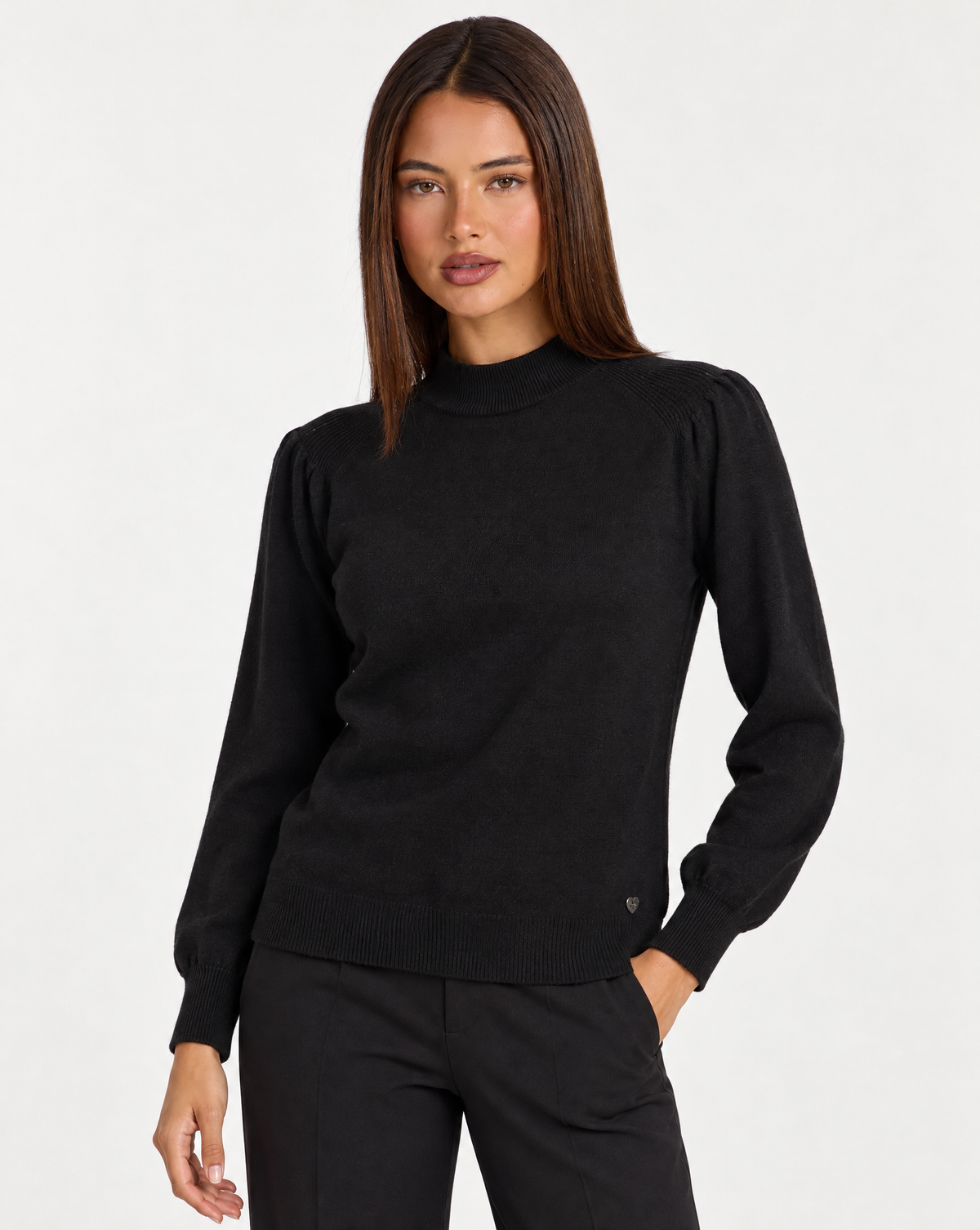 Maglia donna a lupetto nero con spalle arricciate e dettaglio cuore, tre quarti su Polly 4