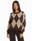 Maglia a rombi t23 1935-1 Marrone con Polly 4 – vista a tre quarti