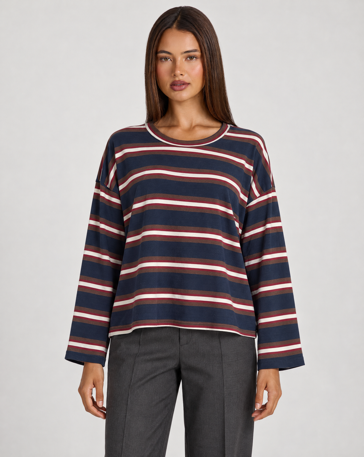 Maglia donna a righe in cotone blu indossata da Polly 4, vista frontale