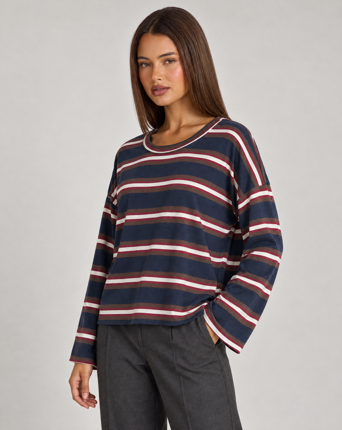 Maglia donna a righe in cotone blu indossata da Polly 4, vista tre quarti