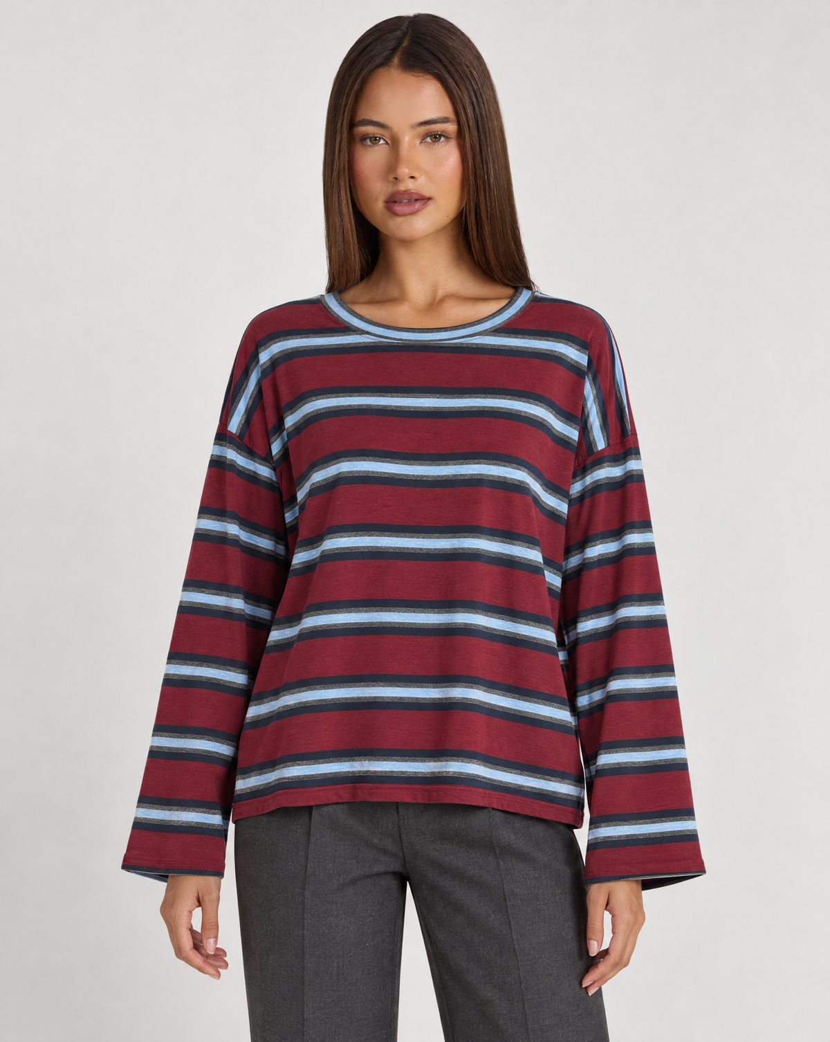 Maglia donna a righe in cotone bordeaux indossata da Polly 4, vista frontale