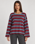 Maglia donna a righe in cotone bordeaux indossata da Polly 4, vista frontale