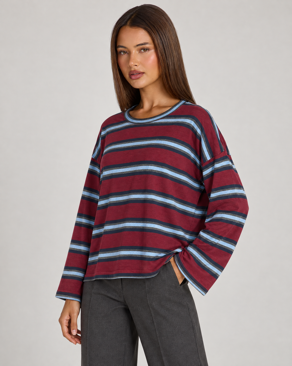 Maglia donna a righe in cotone bordeaux indossata da Polly 4, vista tre quarti
