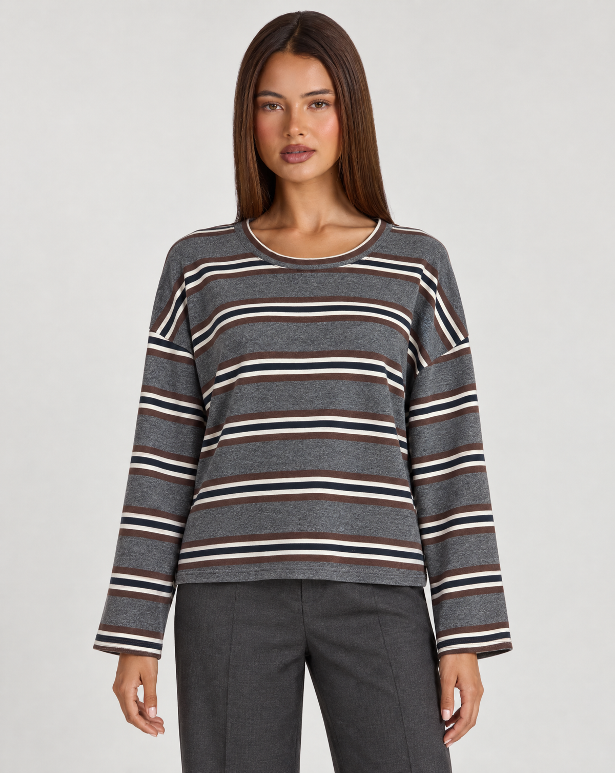 Maglia donna a righe in cotone grigio indossata da Polly 4, vista frontale