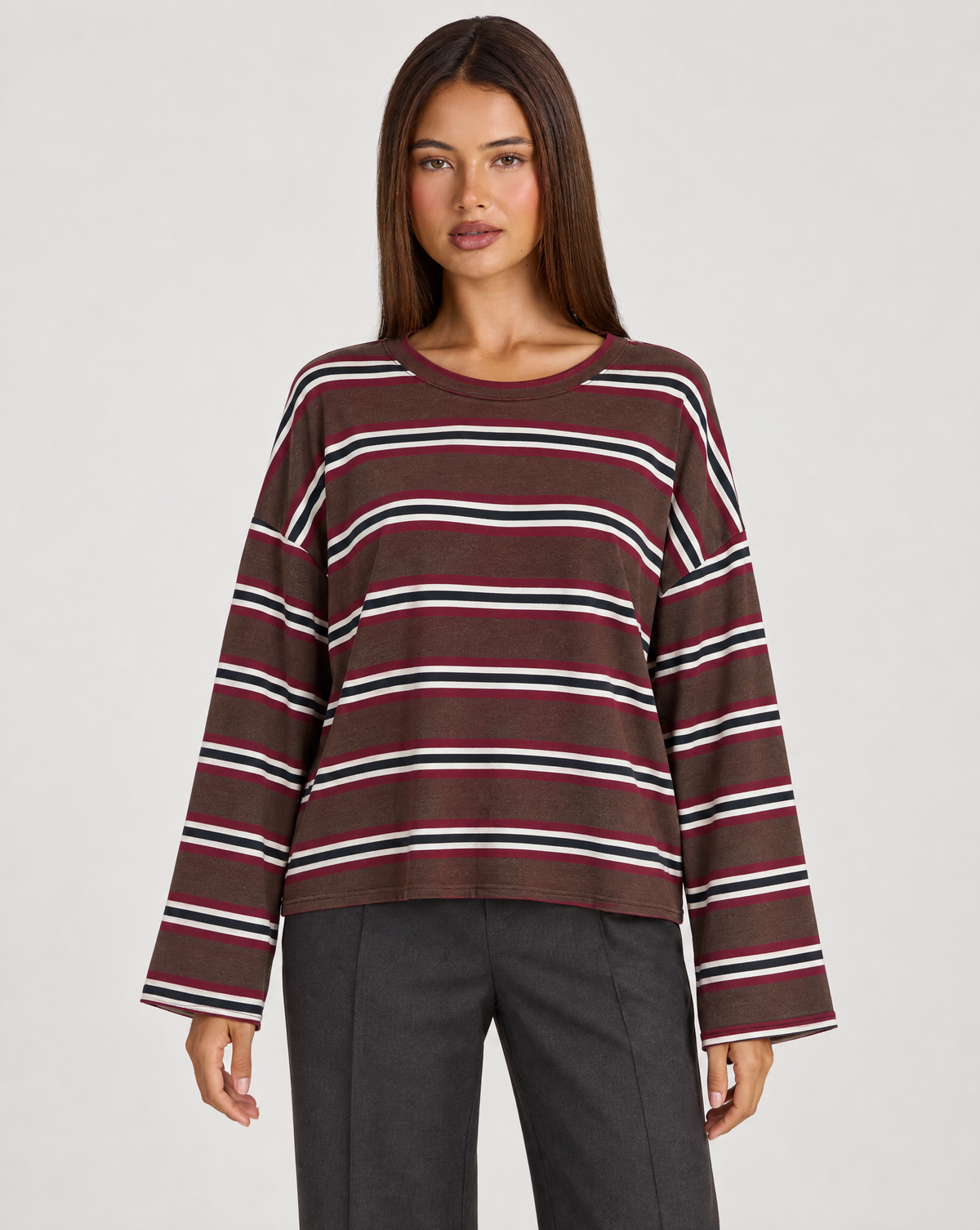 Maglia donna a righe in cotone marrone indossata da Polly 4, vista frontale