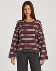 Maglia donna a righe in cotone marrone indossata da Polly 4, vista frontale