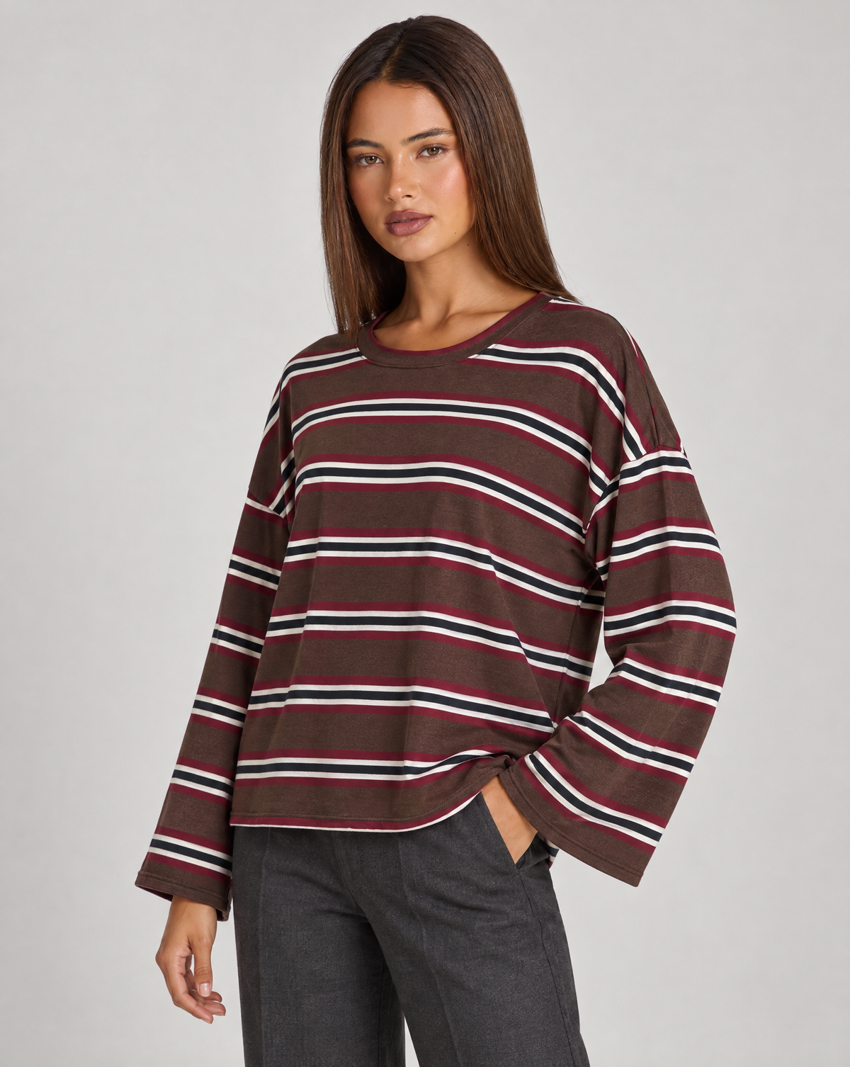 Maglia donna a righe in cotone marrone indossata da Polly 4, vista tre quarti