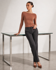 Maglia slim in misto cashmere coccio, Polly 6 posa tre quarti