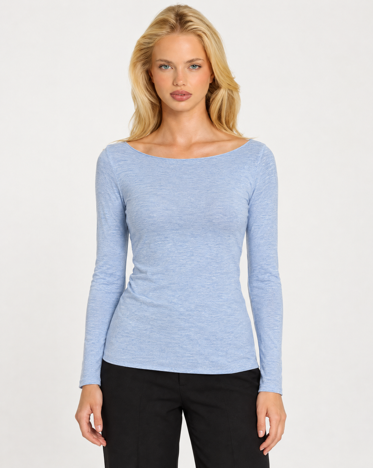 Maglia misto cashmere T4 25855 azzurro indossata da Polly 7 – vista frontale