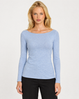 Maglia misto cashmere T4 25855 azzurro indossata da Polly 7 – vista frontale