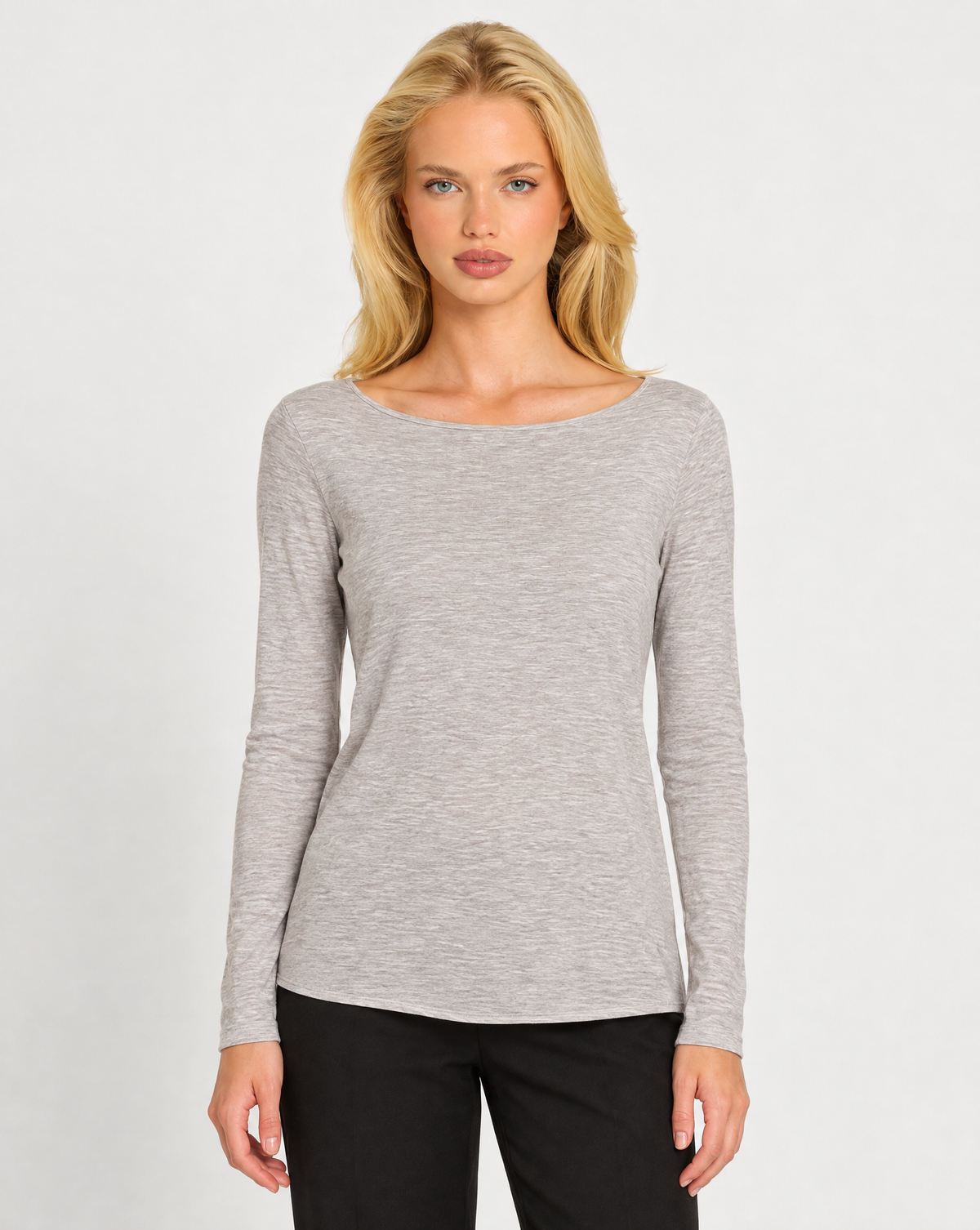Maglia misto cashmere T4 25855 taupe indossata da Polly 7 – vista frontale