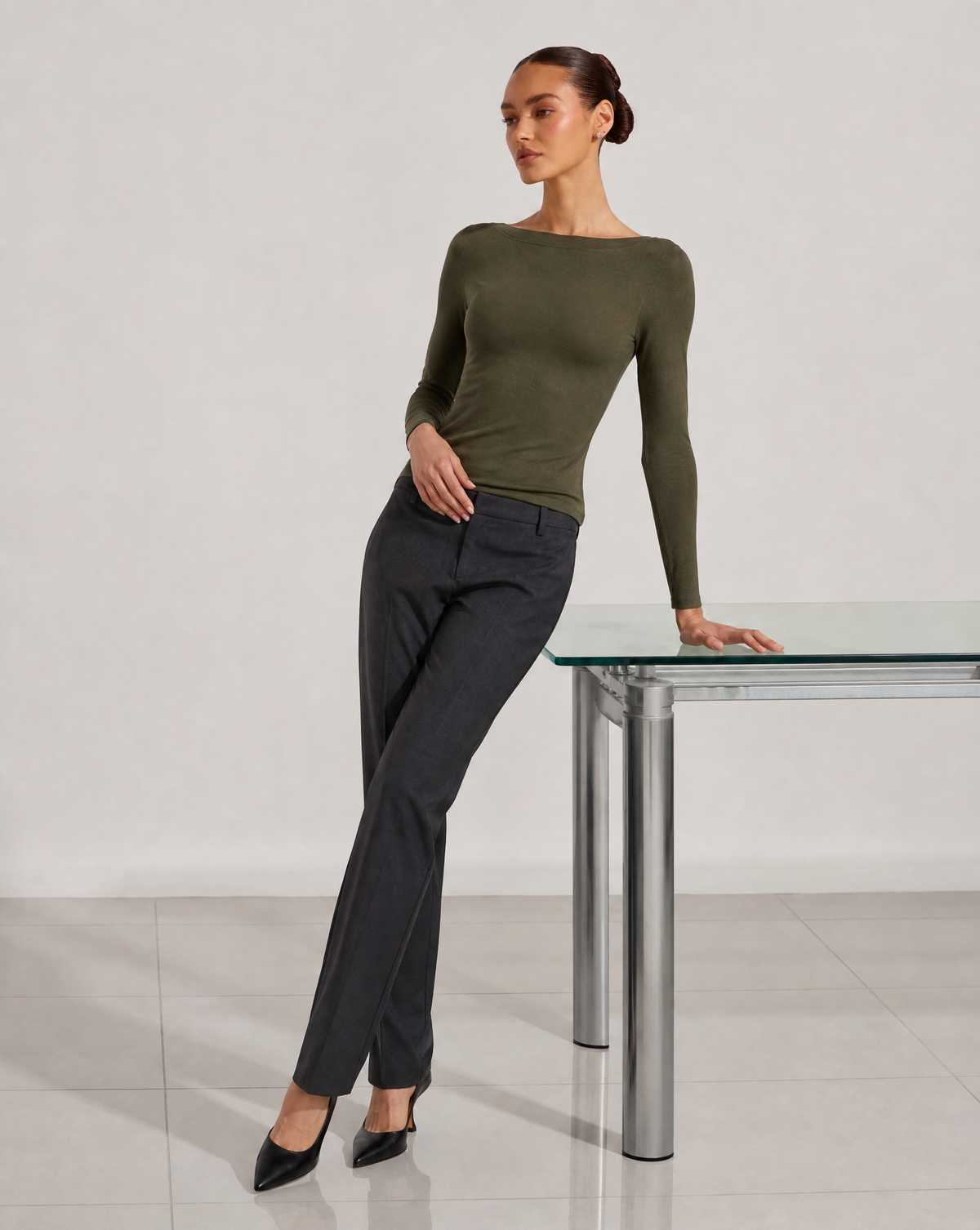 Maglia slim in misto cashmere verde militare, Polly 6 posa tre quarti