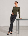 Maglia slim in misto cashmere verde militare, Polly 6 posa tre quarti