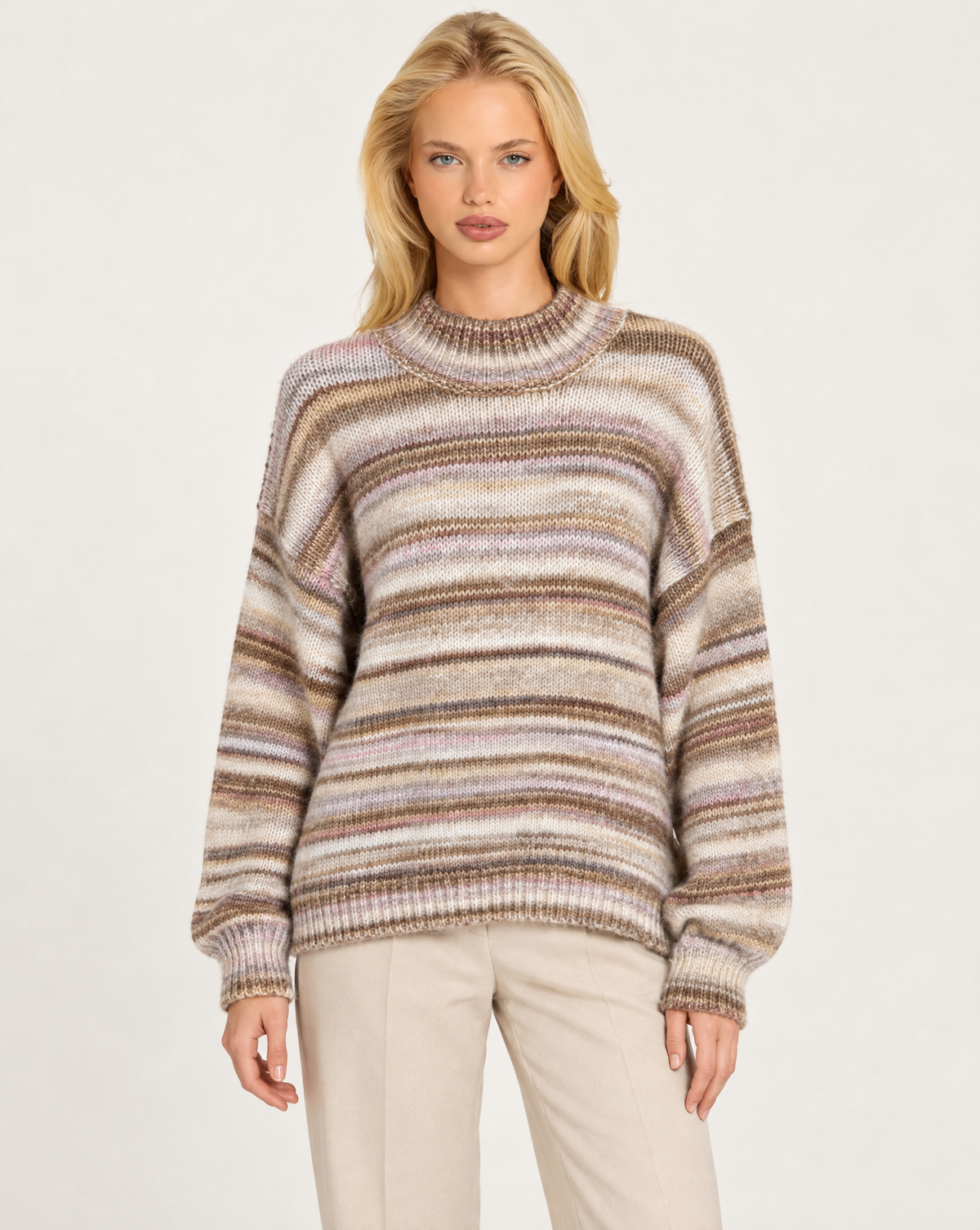 Maglia donna beige a righe sfumate con collo alto indossata da Polly 7 - vista frontale
