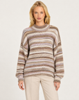 Maglia donna beige a righe sfumate con collo alto indossata da Polly 7 - vista frontale