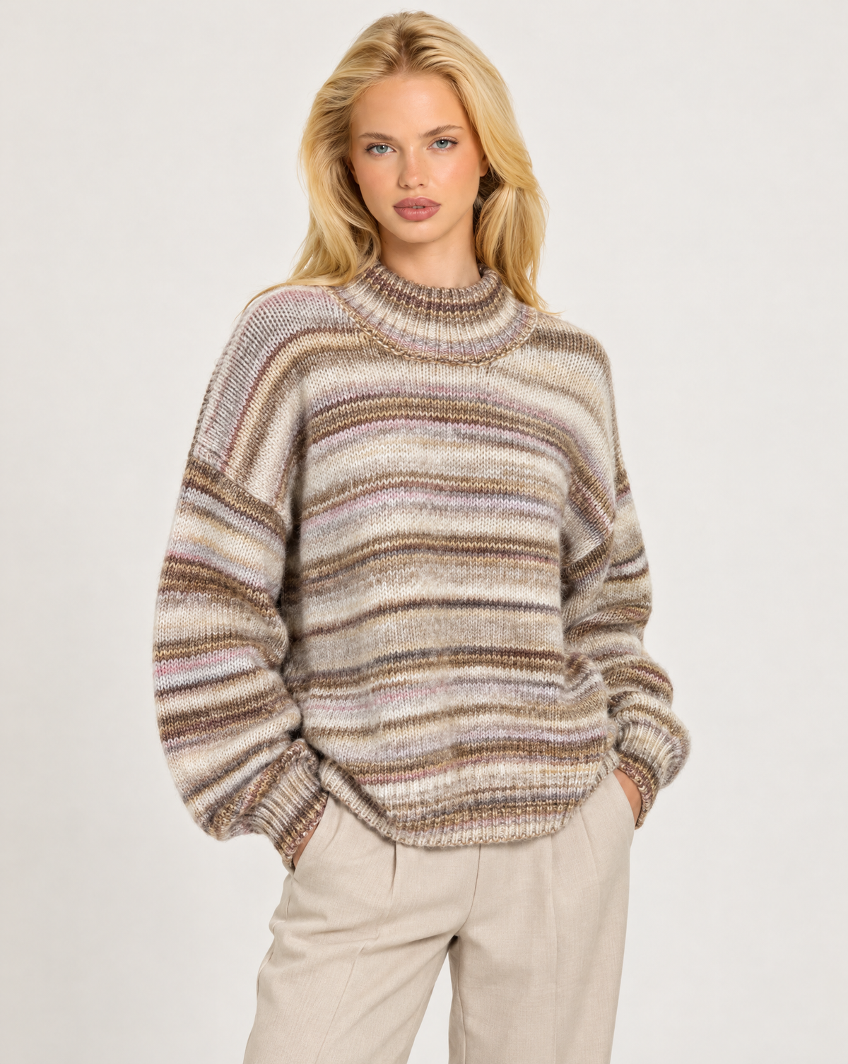 Maglia donna beige a righe sfumate con collo alto indossata da Polly 7 - vista a tre quarti