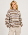 Maglia donna beige a righe sfumate con collo alto indossata da Polly 7 - vista a tre quarti