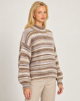 Maglia donna beige a righe sfumate con collo alto indossata da Polly 7 - dettaglio parte superiore