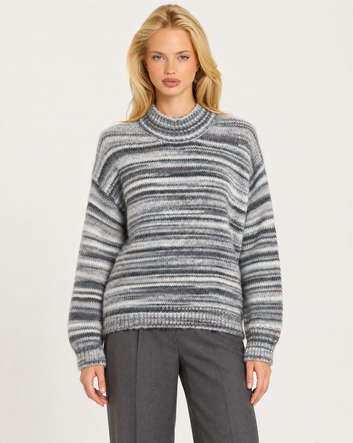 Maglia donna grigio a righe sfumate con collo alto indossata da Polly 7 - vista frontale