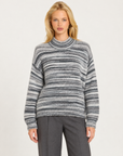 Maglia donna grigio a righe sfumate con collo alto indossata da Polly 7 - vista frontale