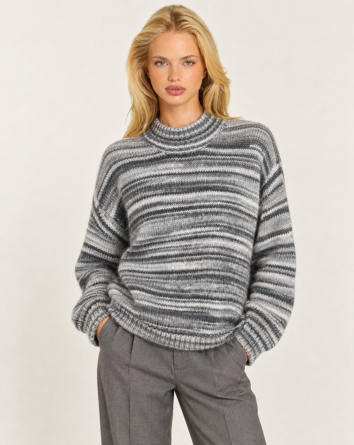 Maglia donna grigio a righe sfumate con collo alto indossata da Polly 7 - vista a tre quarti