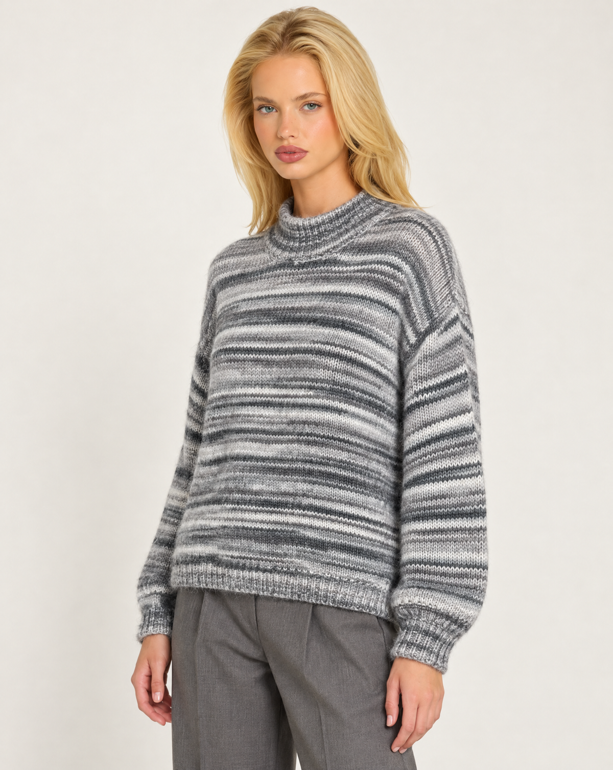 Maglia donna grigio a righe sfumate con collo alto indossata da Polly 7 - dettaglio parte superiore