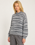 Maglia donna grigio a righe sfumate con collo alto indossata da Polly 7 - dettaglio parte superiore