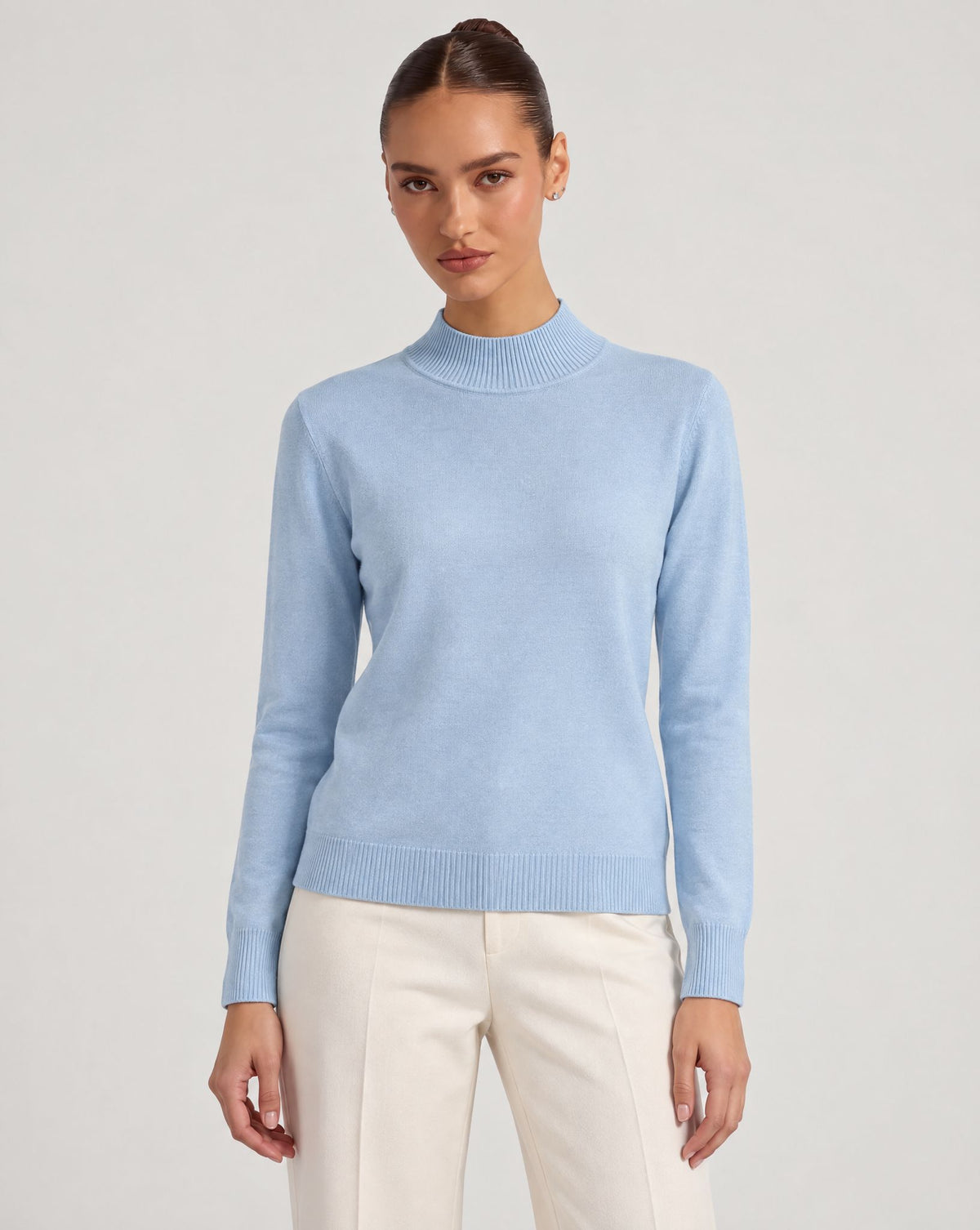 Maglione lupetto basic azzurro indossato da Polly 6, vista frontale