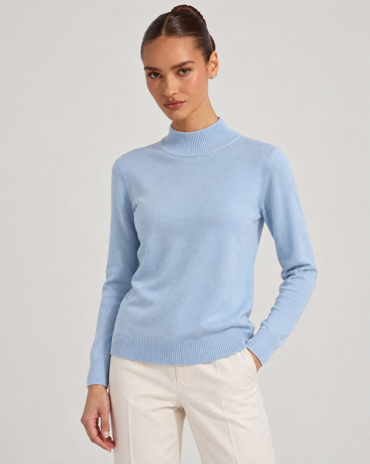 Maglione lupetto basic azzurro indossato da Polly 6, vista a tre quarti