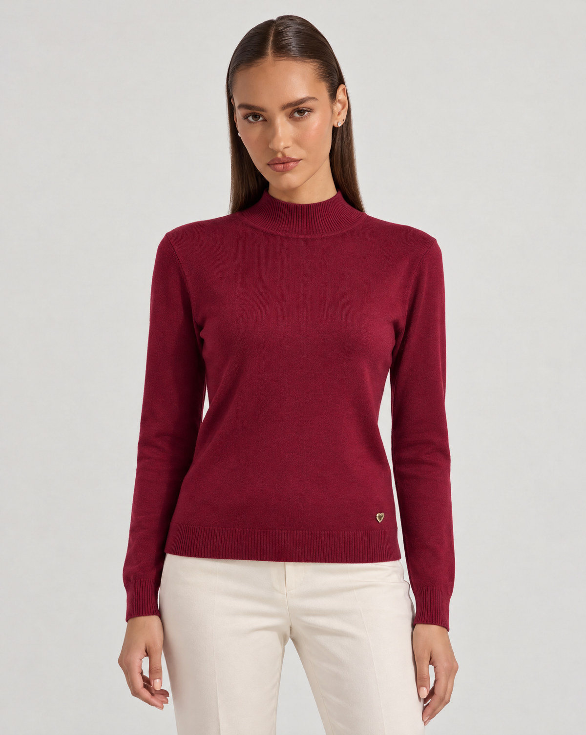 Maglione lupetto basic bordeaux indossato da Polly 6, vista frontale