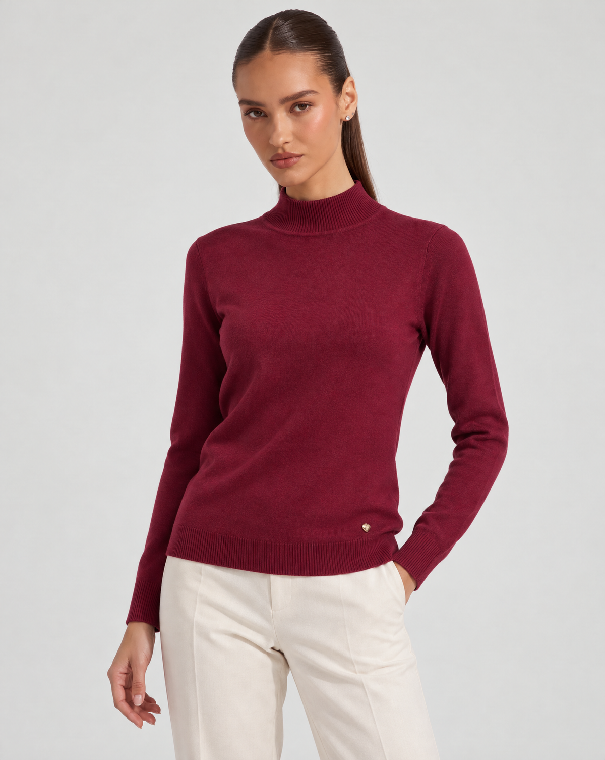 Maglione lupetto basic bordeaux indossato da Polly 6, vista a tre quarti