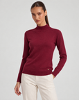 Maglione lupetto basic bordeaux indossato da Polly 6, vista a tre quarti