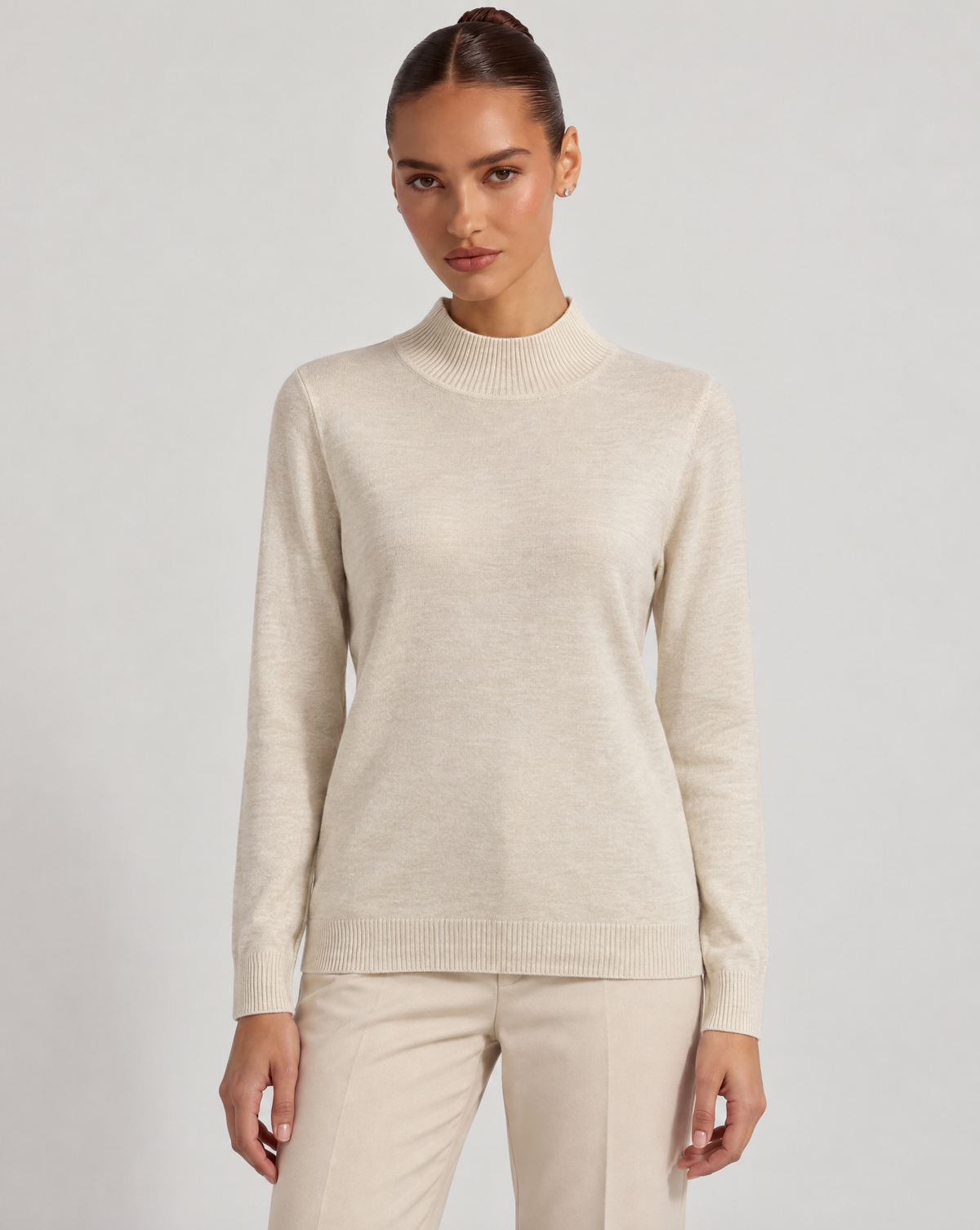 Maglione lupetto basic burro indossato da Polly 6, vista frontale