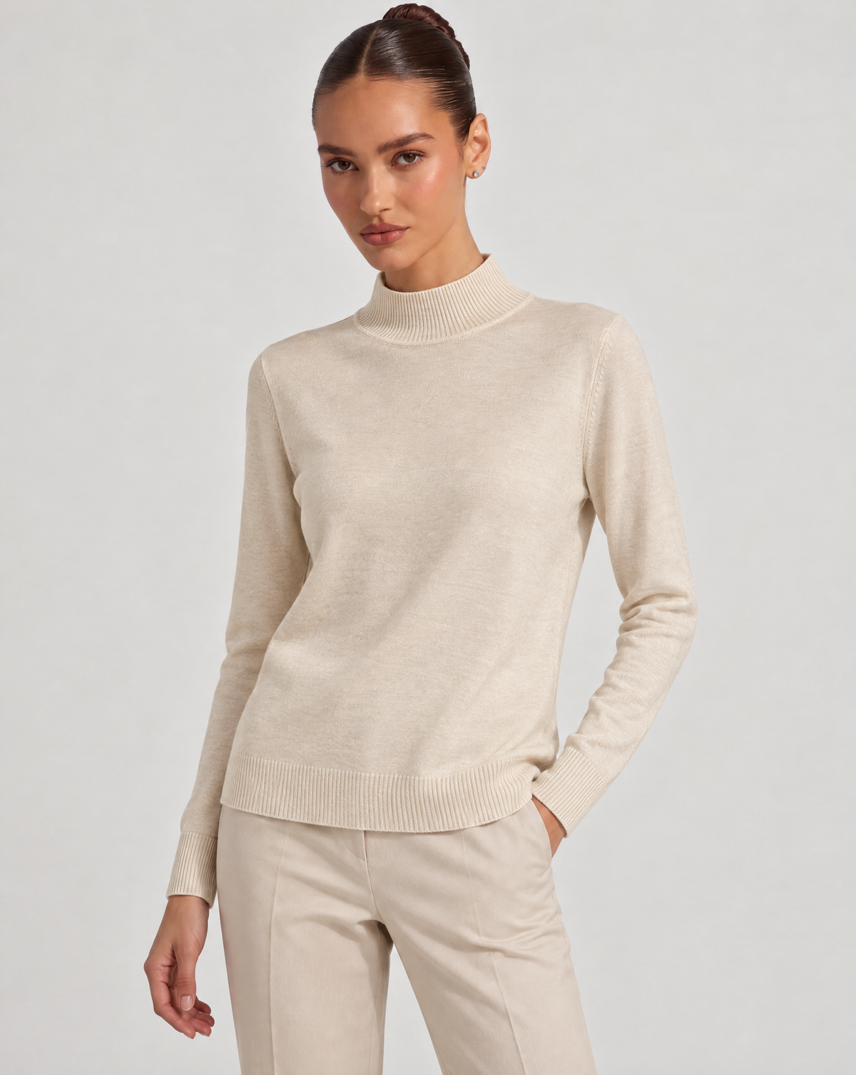Maglione lupetto basic burro indossato da Polly 6, vista a tre quarti
