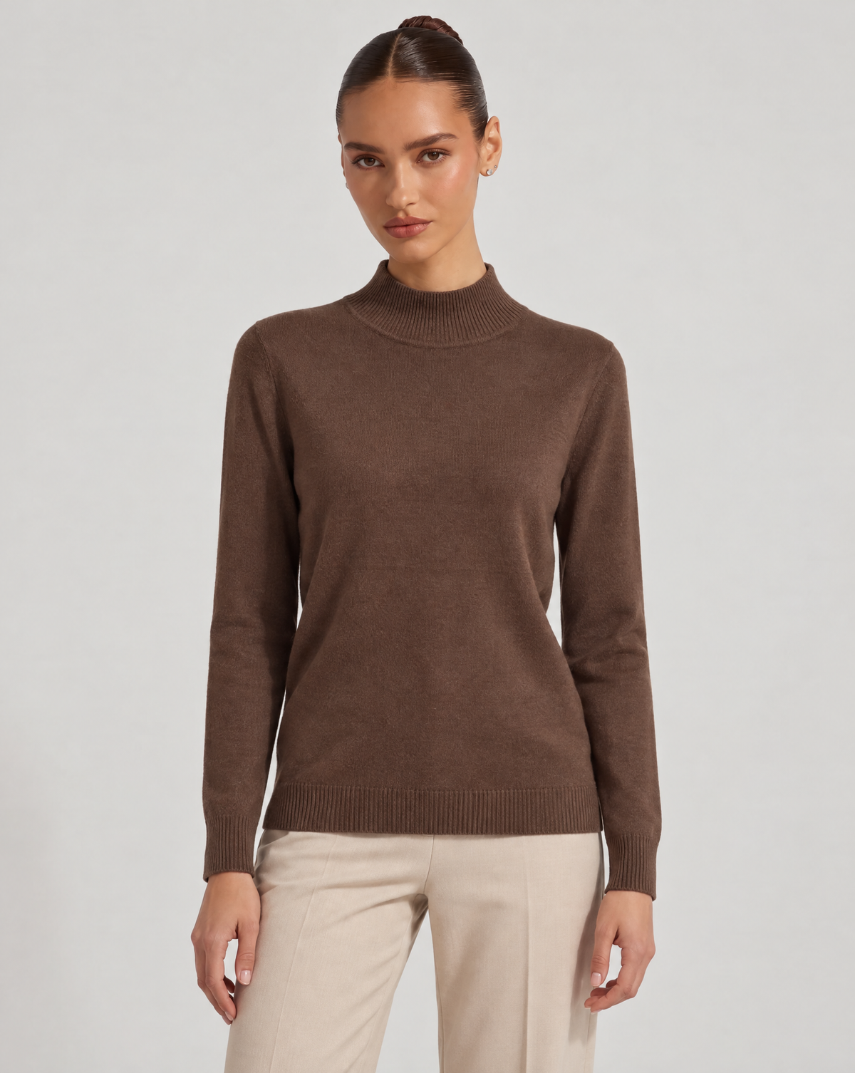 Maglione lupetto basic marrone indossato da Polly 6, vista frontale