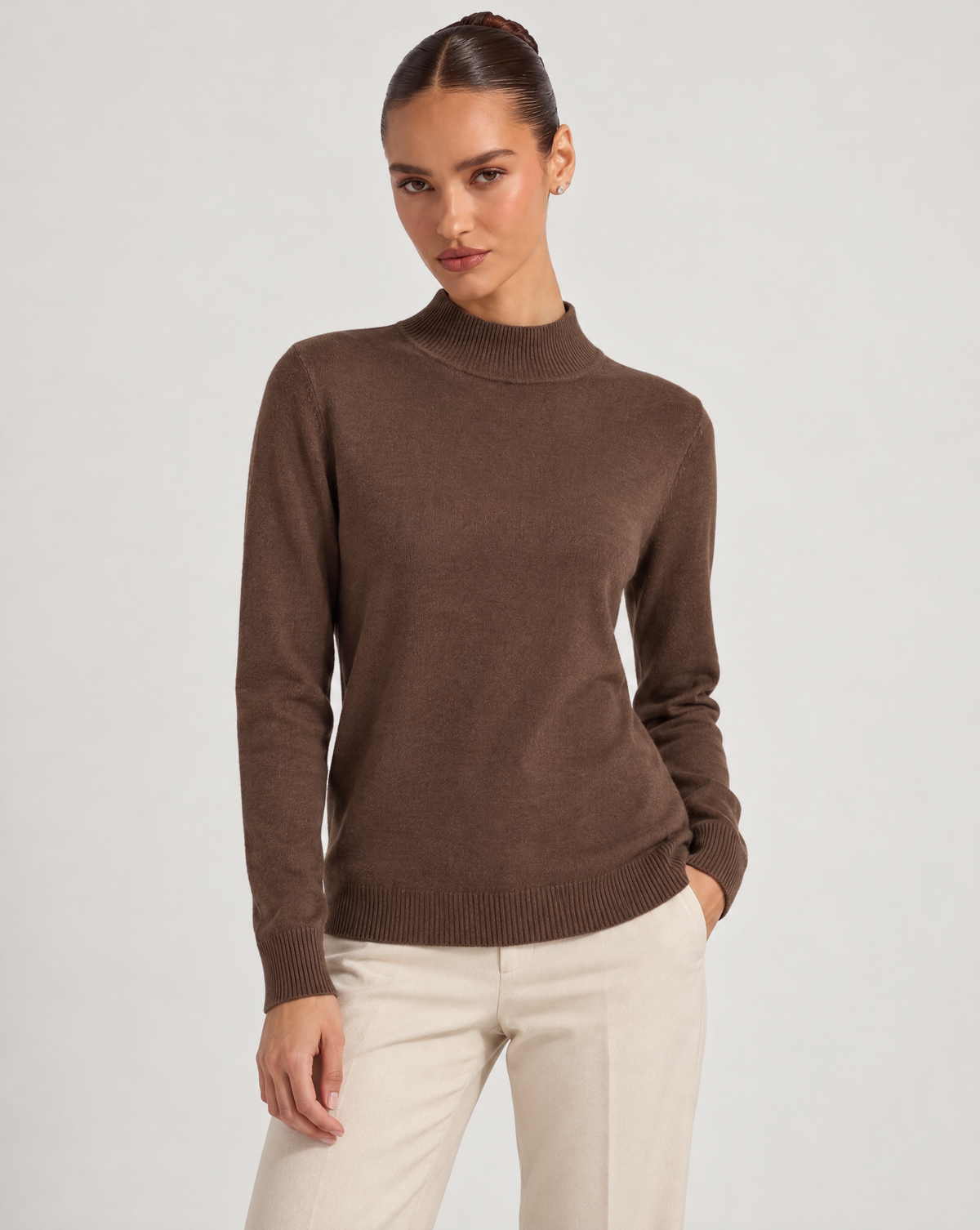 Maglione lupetto basic marrone indossato da Polly 6, vista a tre quarti