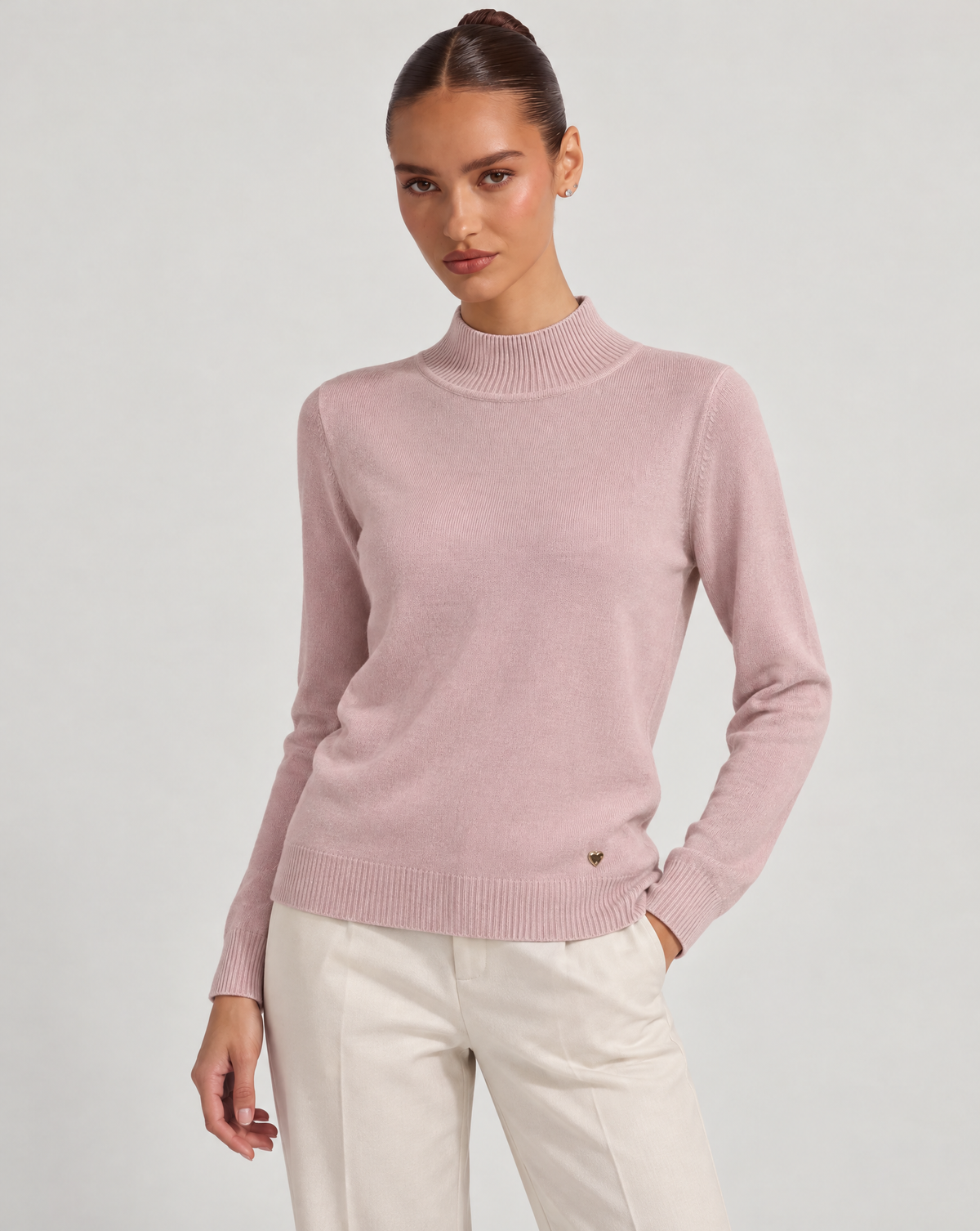 Maglione lupetto basic rosa indossato da Polly 6, vista a tre quarti