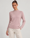 Maglione lupetto basic rosa indossato da Polly 6, vista a tre quarti