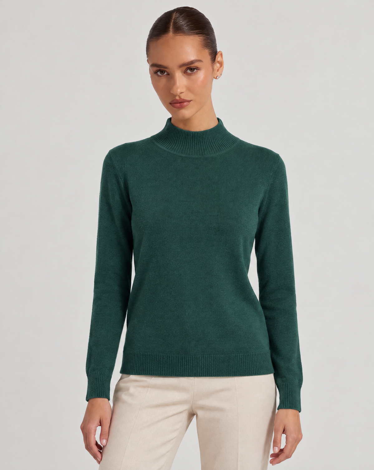 Maglione lupetto basic verde indossato da Polly 6, vista frontale