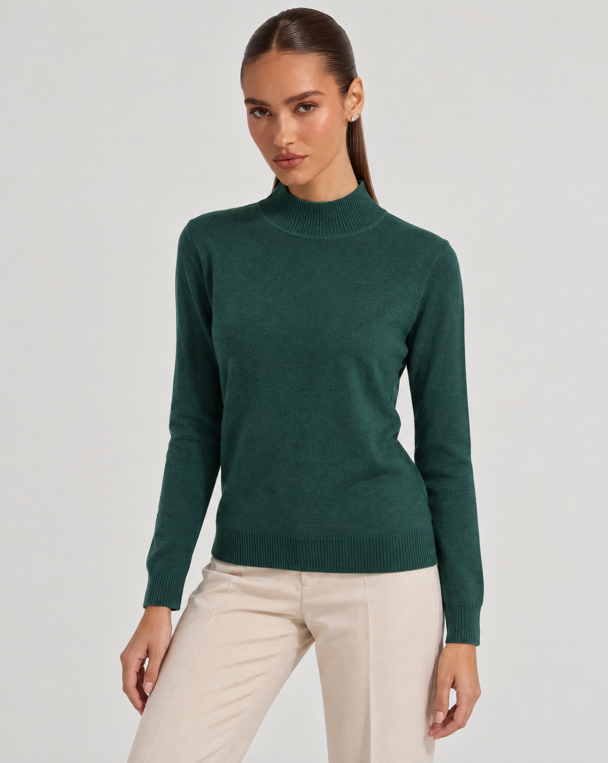 Maglione lupetto basic verde indossato da Polly 6, vista a tre quarti